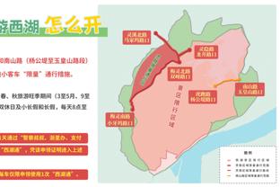 贵州村超球场中场休息，“显眼包”邓超跟着节奏尽情摇摆？